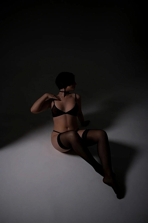 Девушка массажистка Миранда, салон Magic